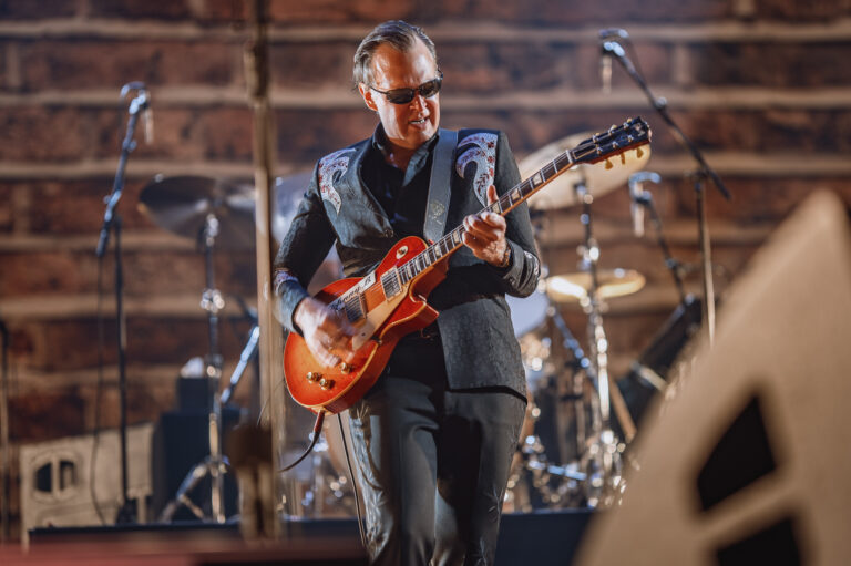 Joe-Bonamassa_Ryman_by-Kit-Wood-75