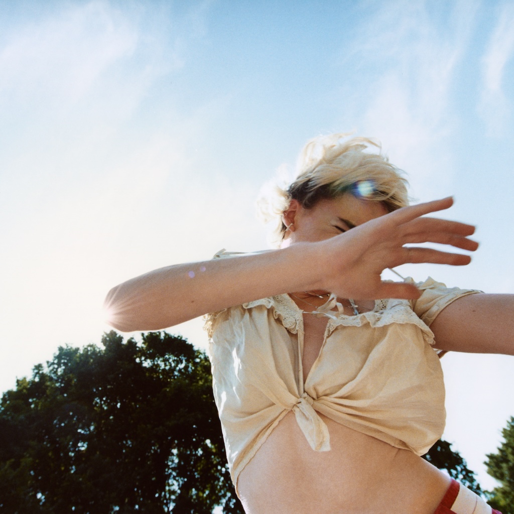 Modern Woman Share "Johnny's Dreamworld" Single